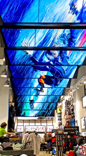 Videowall tegen plafond in sportzaak